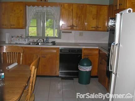 3rd image of 137 Humbert Ave