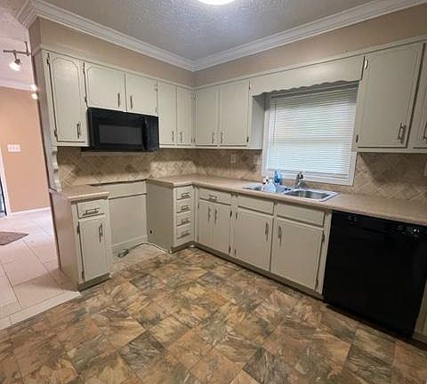 Kitchen and dining area.