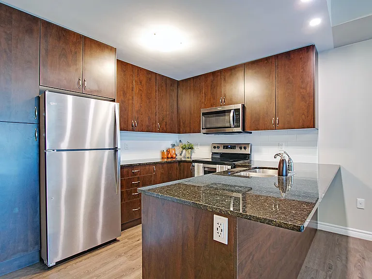 1045 Waterloo St — Photo 9