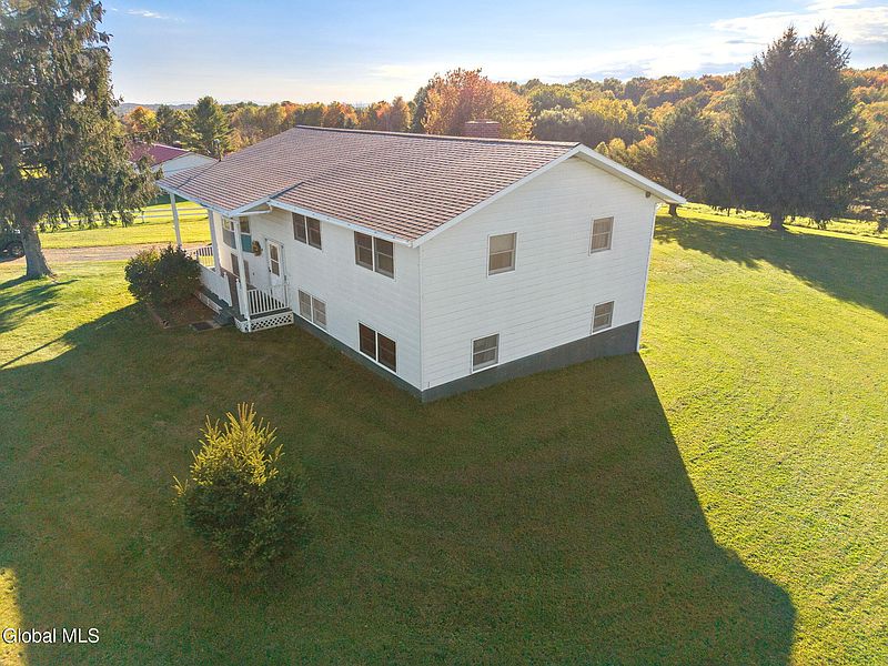 4th image of 83 Casey Road