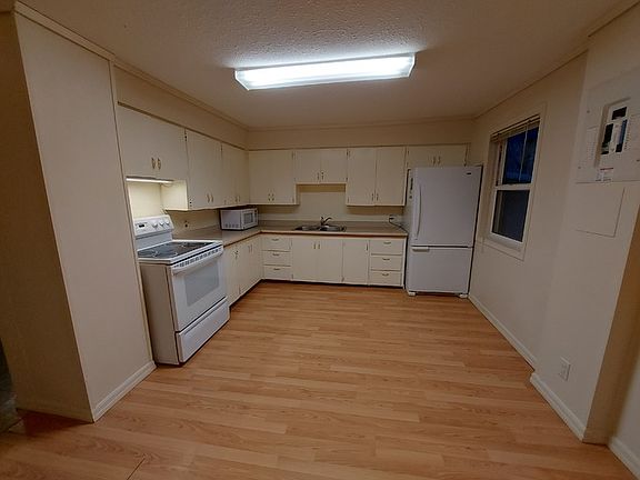 3rd image of 10431 102nd Ave