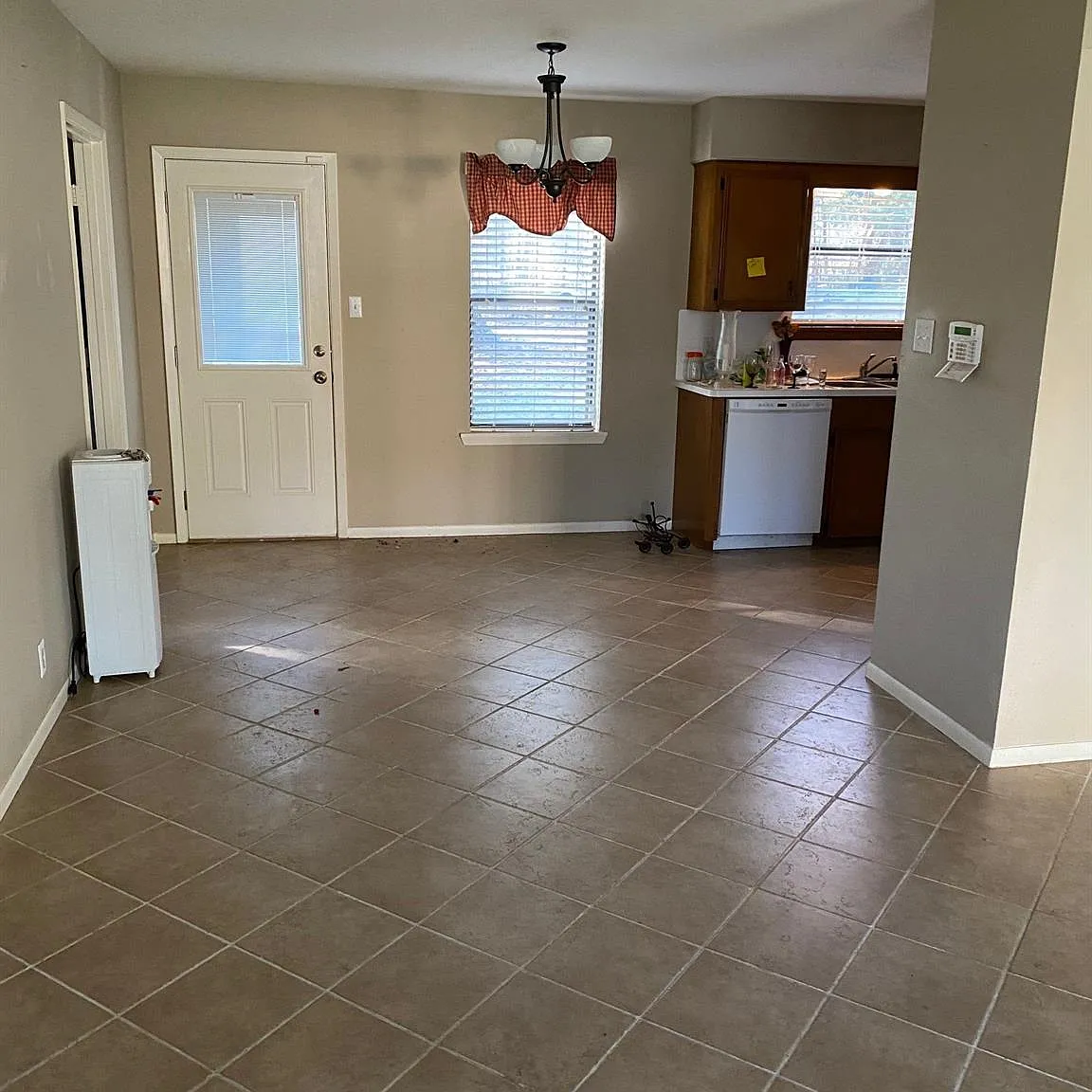 3 bed, 1.0 bath, 1162 sqft, $1,350 — Photo 2