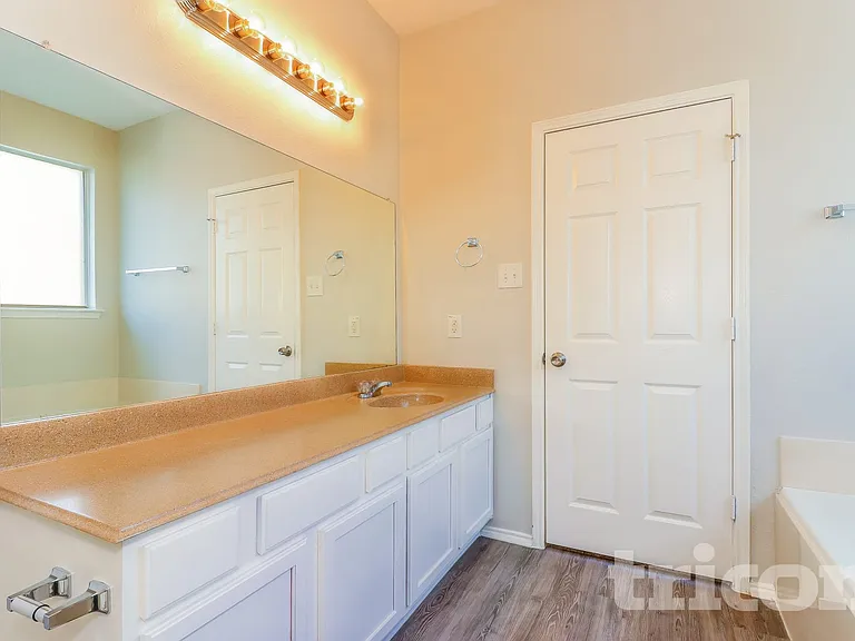 716 Kentucky Derby Ln — Photo 5