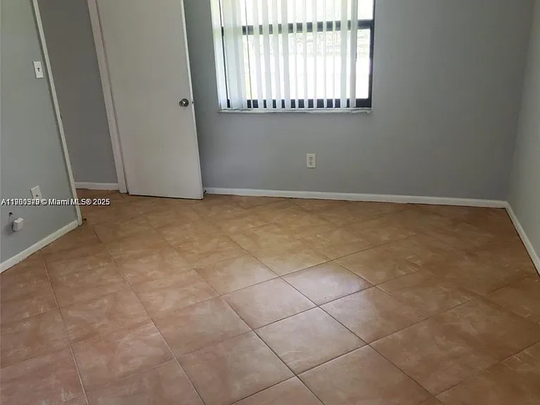 6061 Shakerwood Cir #208 — Photo 7