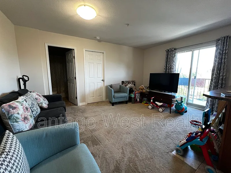 598 Sutherland Ave #402