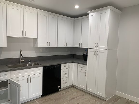 Beautiful fully equipped kitchen , very nice bedrooms and living room attached garage and basement