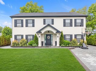 8 Family Ln, Levittown, NY 11756