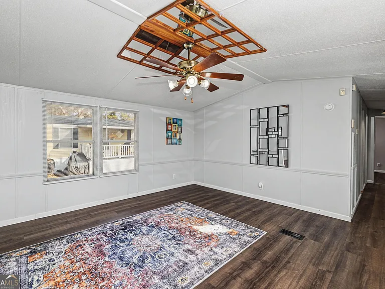 73 Lillian Cir — Photo 4