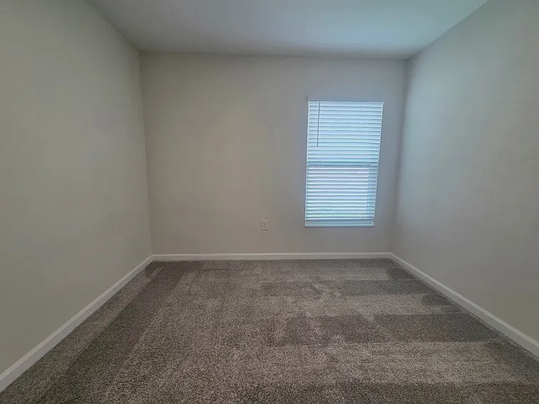 327 Macarthur St — Photo 23