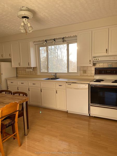 Peterborough House for rent - 3 Bedrooms — photo 8