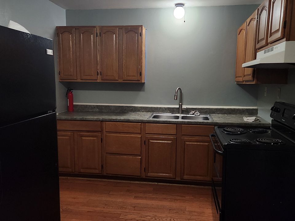 1st image of 452 Main St