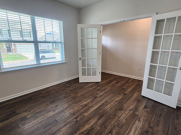 3rd image of 842 Barlow Ln