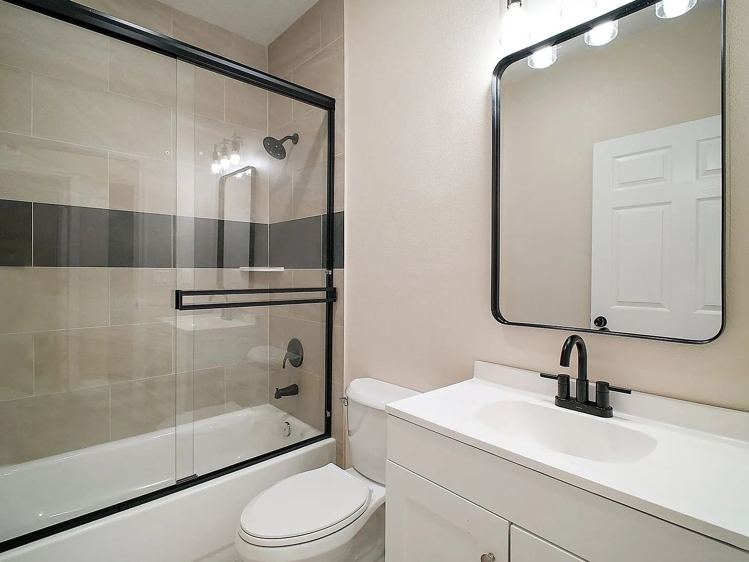 Coming Soon! Modern Upper-Floor Apartment In The Heart Of Downtown Eustis — Photo 3