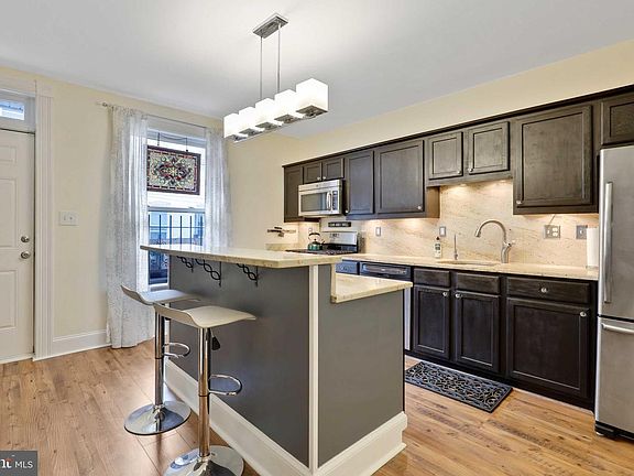 5th image of 207 N Kenwood Ave