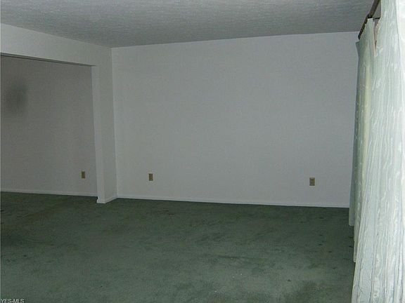 4th image of 372 Crestview Dr
