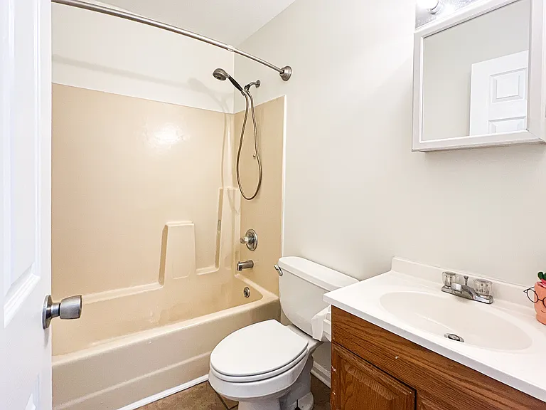 1451 N Delphine Ave — Photo 20