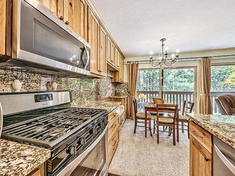 3 bed, 2.5 bath, 1438 sqft, $3,800 — Photo 4