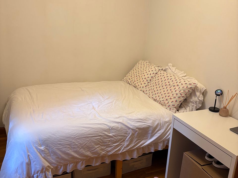 2nd image of 146 E 98th St APT 12