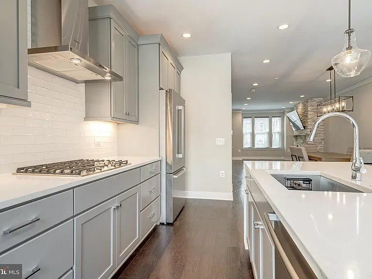 10326 Grosvenor Pl — Photo 7