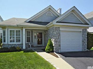 32 Perri Cir, Middle Island, NY 11953