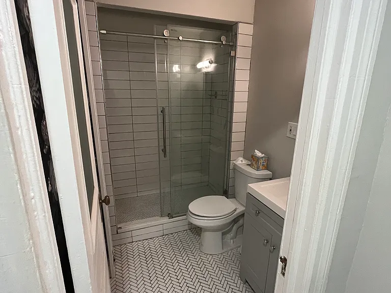 1061 Clay Ave #1B — Photo 2
