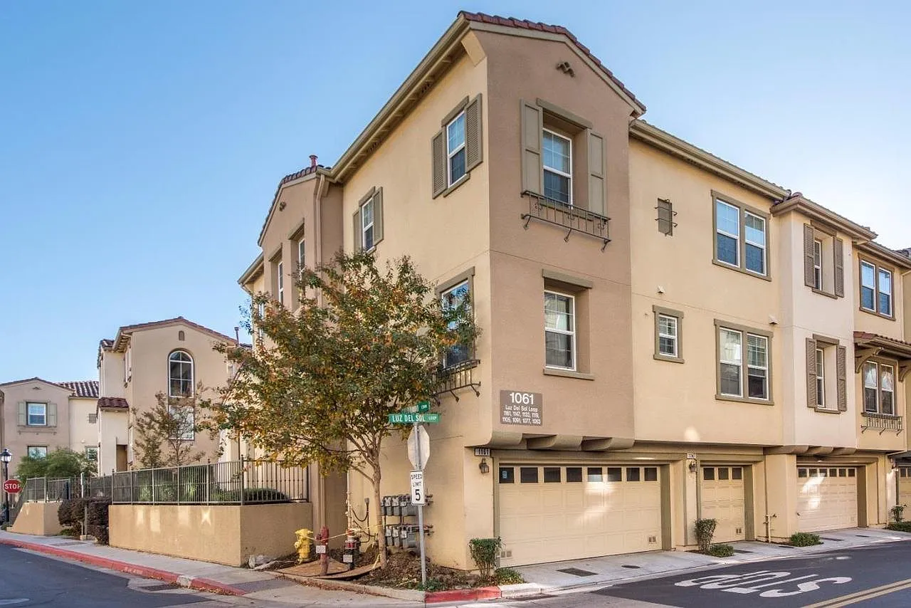 2 bed, 1371 sqft, $4,150 — Photo 2