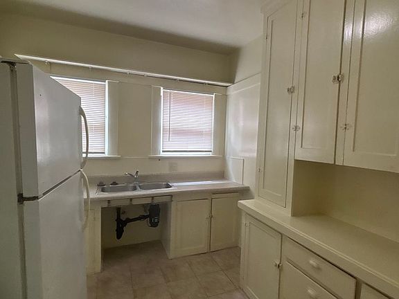 4th image of 1516-1522 E 1st St #0