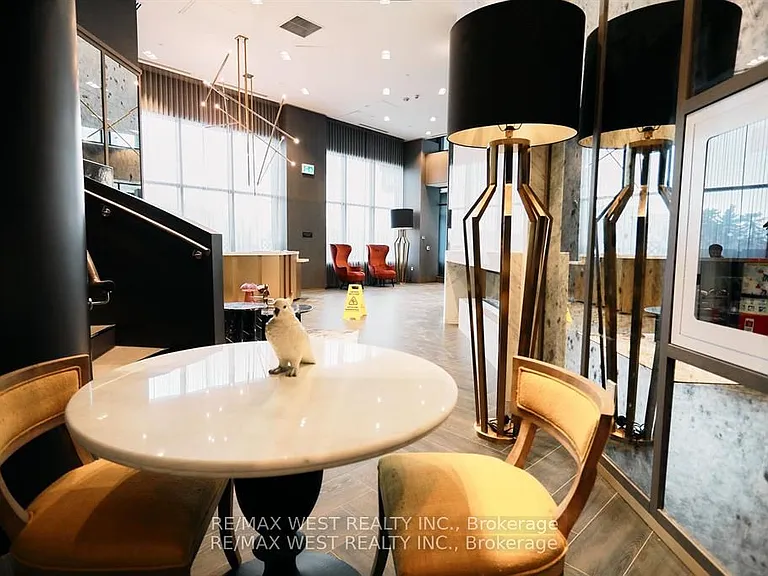 395 Dundas St W #822 — Photo 33