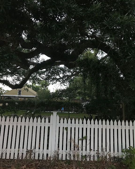 Large side yard with fountai