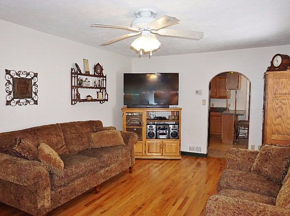 4th image of 133 E 18th St