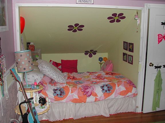 bedroom w/built in