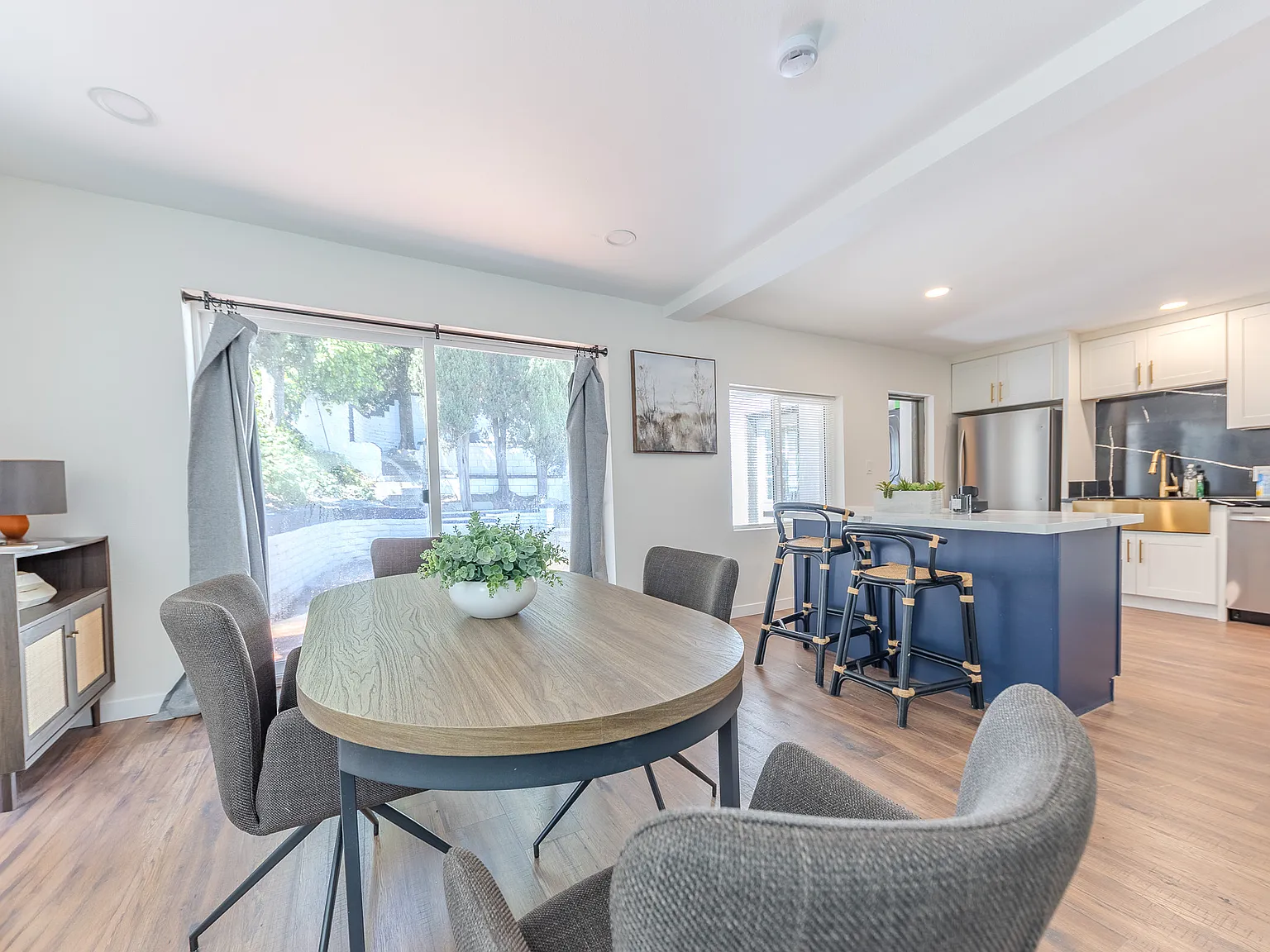4 bed, 1952 sqft, $12,800 — Photo 3