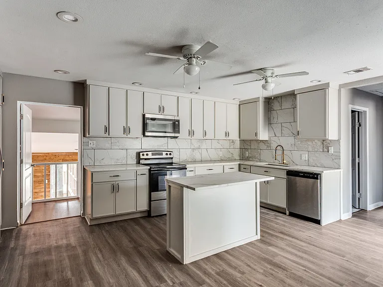 1612 Woodview Dr — Photo 5