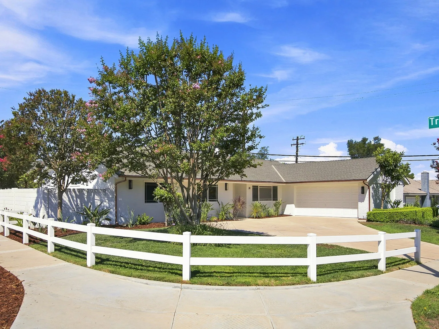 3 bed, 2.5 bath, 1985 sqft, $5,900 — Photo 2