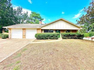 2210 Oakridge Dr, Gladewater, TX 75647