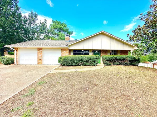 2210 Oakridge Dr, Gladewater, TX 75647