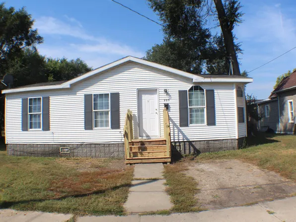 225 Halstead St, Waterloo, IA 50703