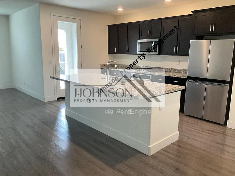 994 Osprey Dr — Photo 3