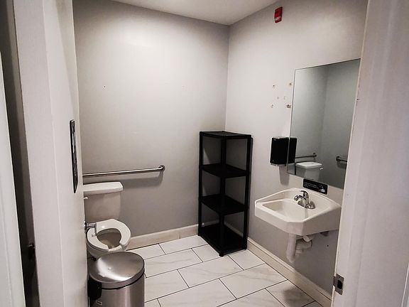 3rd image of 705 E Passyunk Ave Floor 1