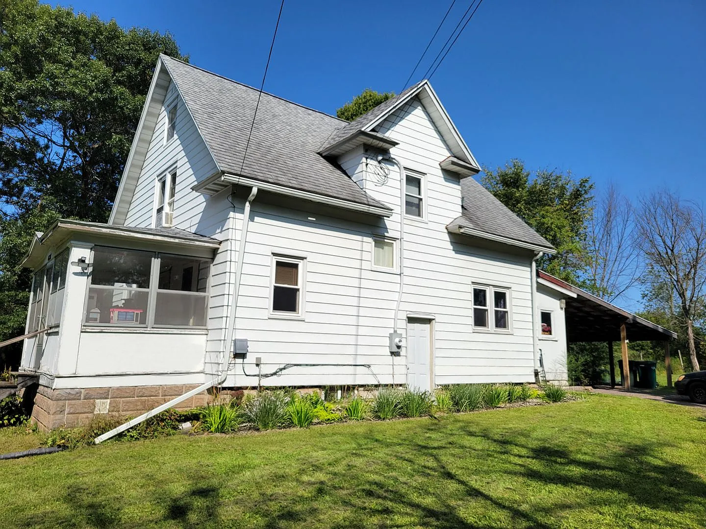 Private 4-Bedroom Farm Home on Large Lot with Screened Porch — Photo 2