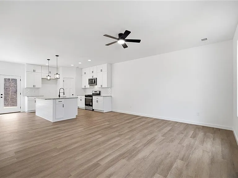 91 Smith And Wesson Way — Photo 17