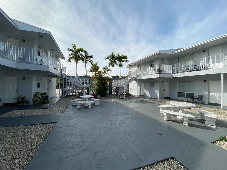 915 NE 8th St #206 — Photo 5