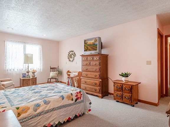 4th image of 1015 E Creekview Dr