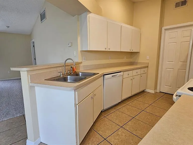 10368 Lansfield St — Photo 10