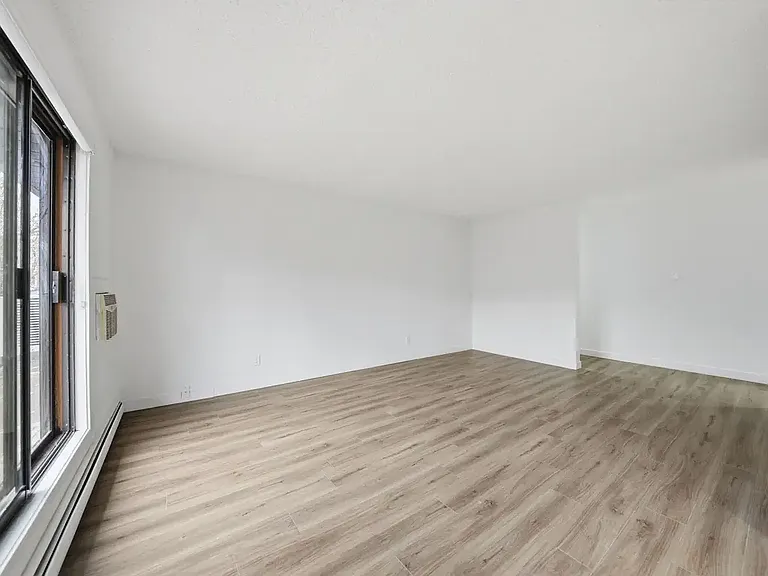 431 Wollaston Cres — Photo 22