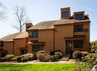 19 Woodway Rd APT 4, Stamford, CT 06907