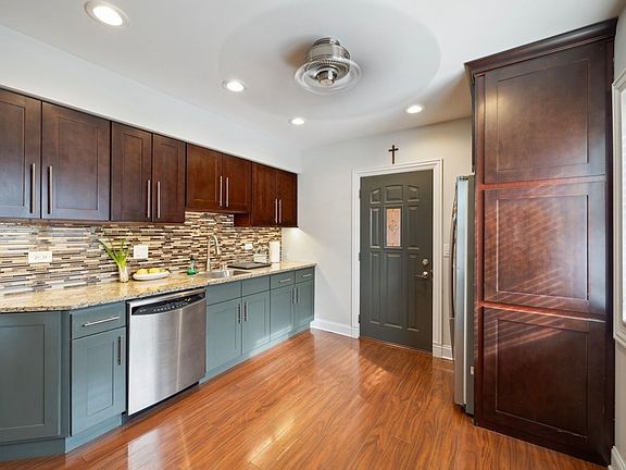 2nd image of 5700 W Melrose St #1