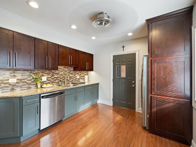 5700 W Melrose St #1 — Photo 2