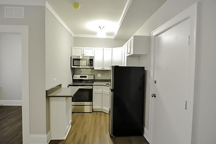 1st image of 925 W Lakeside Pl #209
