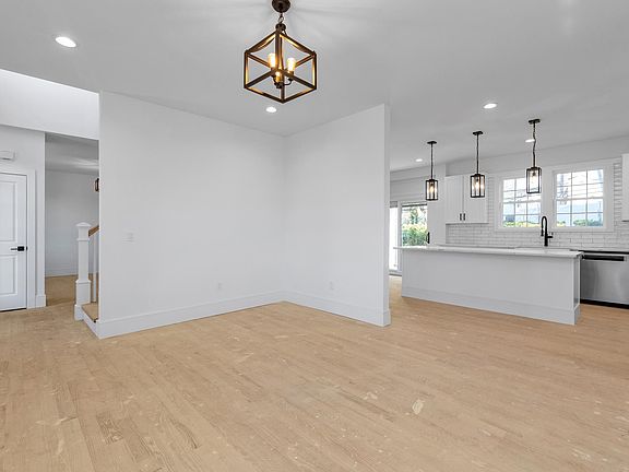 4th image of 3 Belair Dr